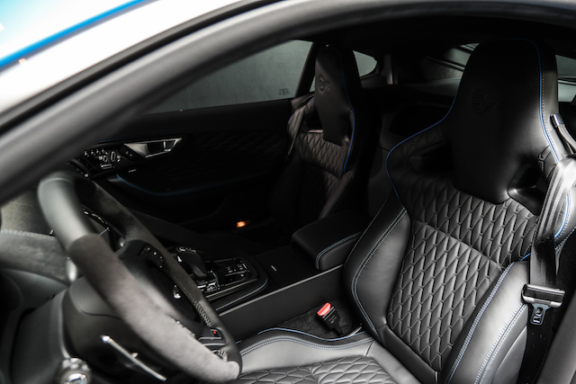 以動力為訴求的 Jaguar F-TYPE SVR，內裝也與性能訴求相符合。