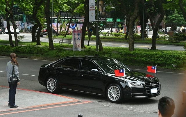 台灣總統座車,6 年以上就需汰換,最後以廢鐵賣出。