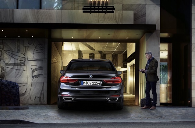 像是 BMW 的自動停車遙控功能，讓車主不需擔心出不來或上不去的情況發生。（圖片來源：BMW）