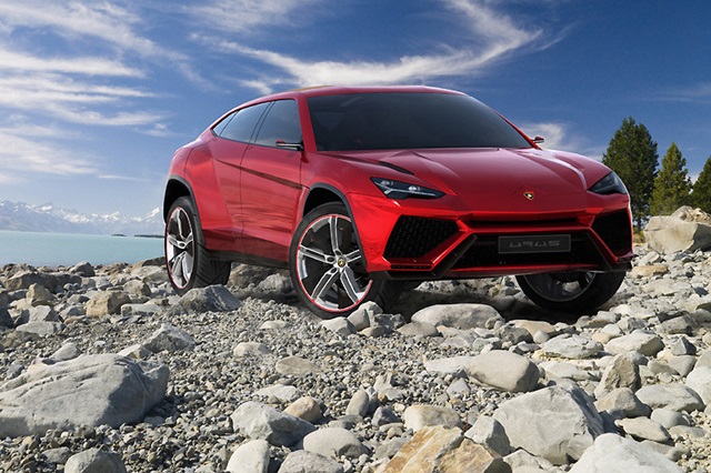 Lamborghini 研發總監 Maurizio Reggiani 進一步透露，Urus 將會是品牌首款插電式油電混合動力車款。