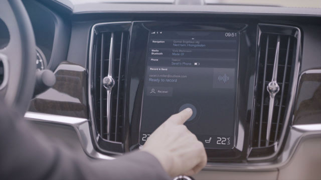 除了商用 Skype 之外，Volvo 也考慮未來要採用同樣為 Microsoft 開發的 Cortana 語音助理服務。