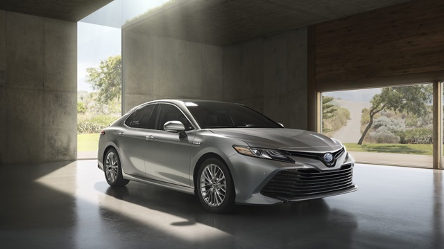此次全新 Camry 最特別的就是擁有 2 種不同樣貌，按照車型定位不同，分別展現「大器」與「運動」風格。