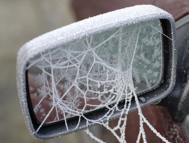 堆雪人落伍了！冰雪讓汽車廠徽變成藝術品