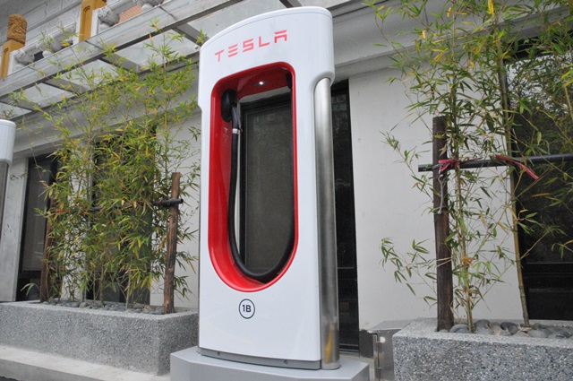 Tesla 台灣超級充電站啟用，開電動車也能環台！（內有相片集）