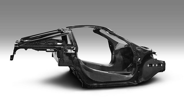McLaren 新開發的 Monocage II 碳纖維結構，相較現行 650S 所採用的更輕且重心低，提升整體操控性。