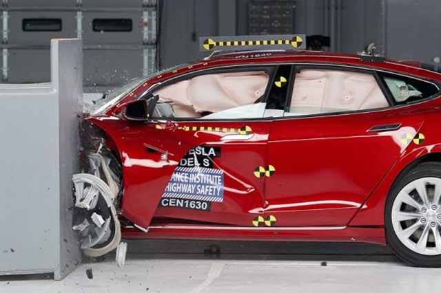Tesla Model S 在各項撞擊測試中都表現良好,除了小範圍偏位撞擊僅拿下 Acceptable,最終無法獲得 Top Safety Pick+ 肯定。