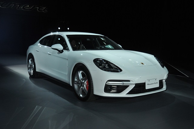 全新 Panamera 外型仍可以看到一脈相承的設計風格，尤其是經典蛙眼頭燈更是不容錯認。