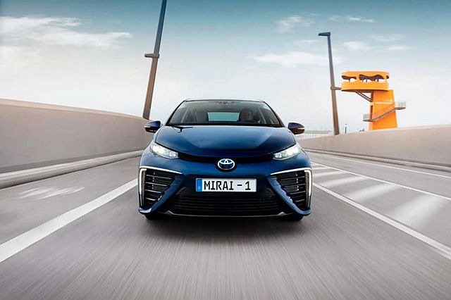 全球首款大量生產的氫燃料電動車 Toyota Mirai ，在上市銷售 1 年後，需召回更新軟體。