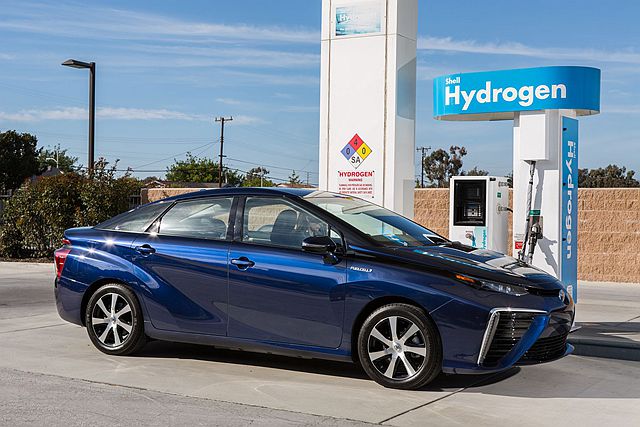 Toyota Mirai 氫燃料車，才賣不到 3,000 輛就發生問題...