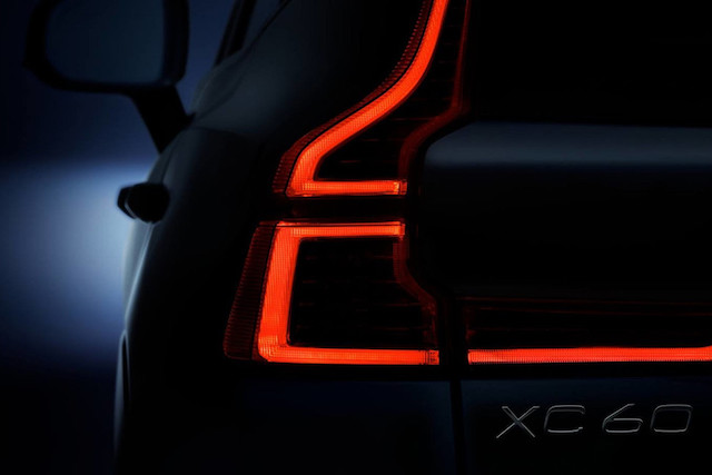 全新的 XC60 尾燈一路延伸畫過到後行李箱，筆直的線條搭配原有的 C 型及車尾燈上方的弧型線條，讓燈飾不只有一種樣貌。