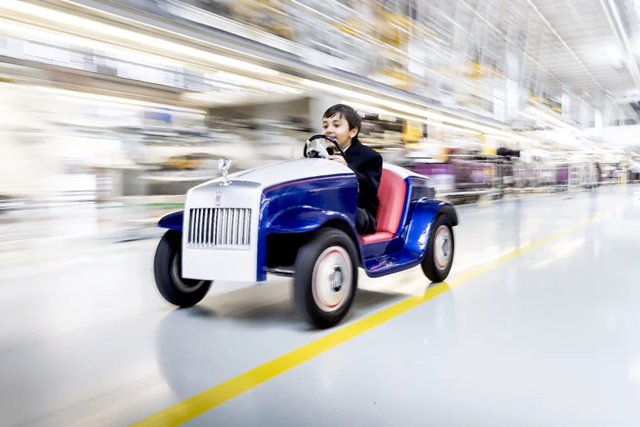 為了緩解孩童對於手術的恐懼，英國 St. Richard's 醫院與頂級奢華車廠 Rolls-Royce 進行合作，專門打造出一款 SRH 電動兒童車。