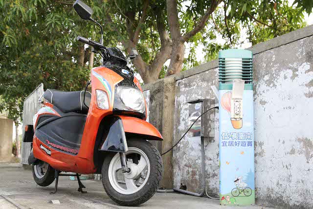 中華汽車電動二輪，今年則會進行快充充電站的前置作業，將針對快充技術、電池壽命及營運等作評估。