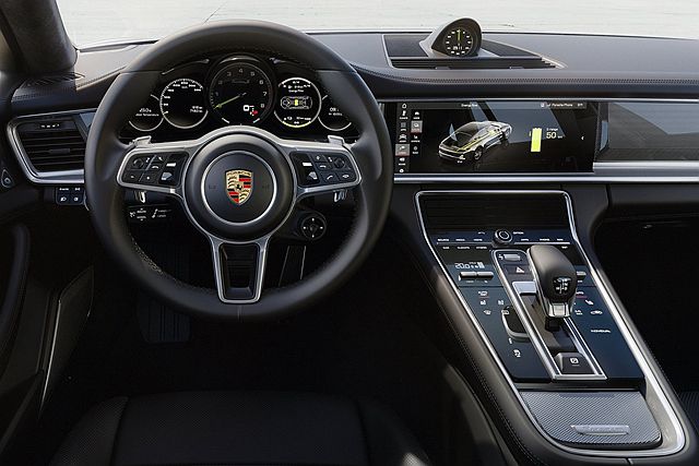 Panamera Turbo S E-Hybrid 不僅具備每公升 34.5 公里的平均油耗表現，還可純電行駛最多 50 公里遠。