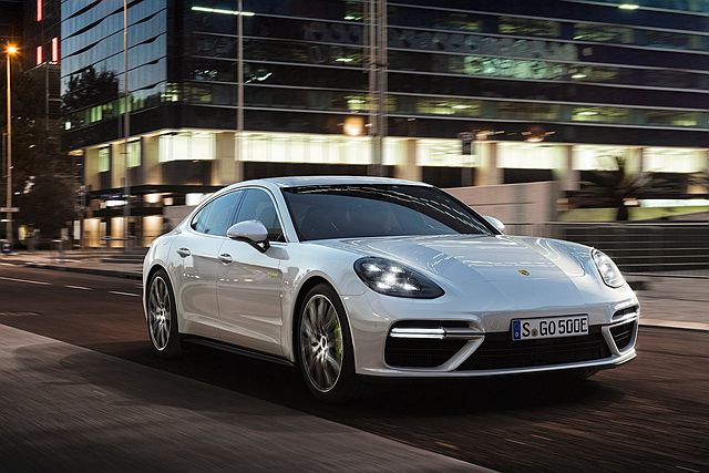 Panamera Turbo S E-Hybrid 選定日內瓦車展首發後，預計 7 月起歐洲市場開始交車。
