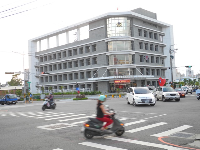 智慧路口可在十字路或 T 字路口，透過安裝偵測設施和短波雷達，輔以側向路口的電子看板，讓車輛在行駛到路口的前 2-3 秒，提前閃爍號誌或電子看板顯示圖像。（本報資料照，記者許展溢攝）