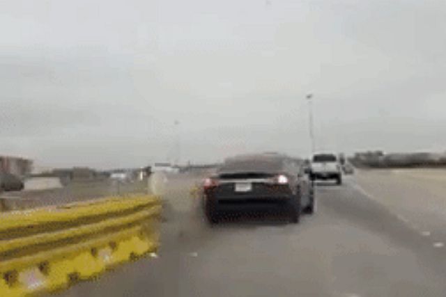 自動駕駛非萬能，這輛 Tesla Model S 在「臨時」縮減道路上就出現判斷失誤。