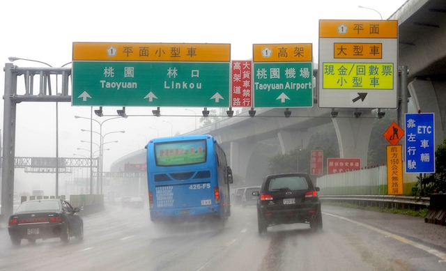 變換車道，不只是切換過去就好，還要注意後方車況。（本報資料照，記者朱沛雄攝）