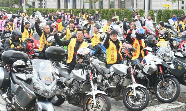 目前台灣大型重機（550cc 以上）騎士爭取國道路權已多年，而且立法院也在 2011 年通過相關法例，但已經 5 年過去，仍未進行試辦，反而直接以民調否決開放。（本報資料照，記者張嘉明攝）
