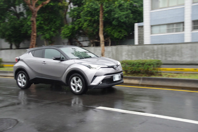 不只帥氣更有安全感 高人氣跨界休旅toyota C Hr 尊爵awd 試駕 內有影片 自由電子報汽車頻道