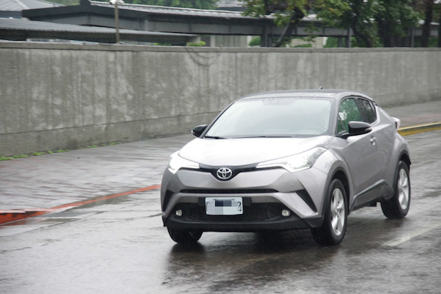 不只帥氣更有安全感，高人氣跨界休旅 Toyota C-HR 尊爵 AWD 試駕（內有影片）