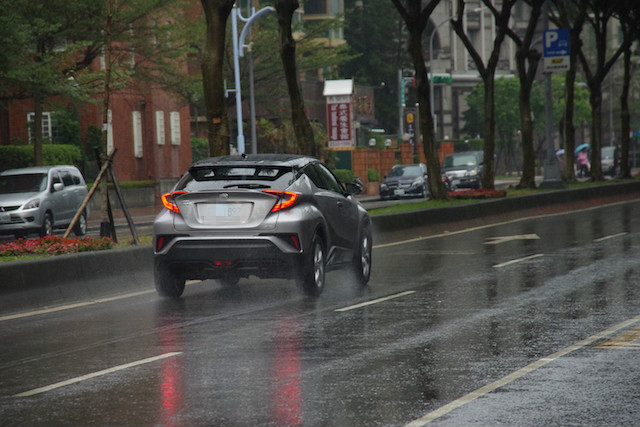 不只帥氣更有安全感，高人氣跨界休旅 Toyota C-HR 尊爵 AWD 試駕（內有影片）