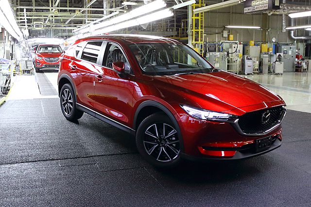 為了滿足市場需求， Mazda 日本防府廠也新增 CX-5 產線，擴充新車產能。