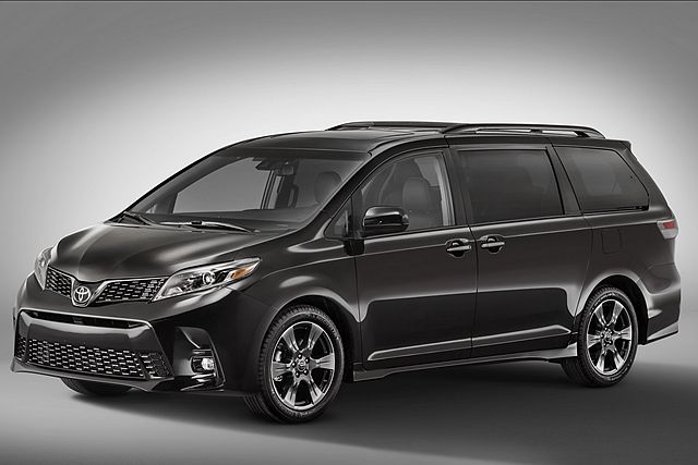 新年式 Toyota Sienna 換上新造型保桿後，整體視覺感更加強烈。