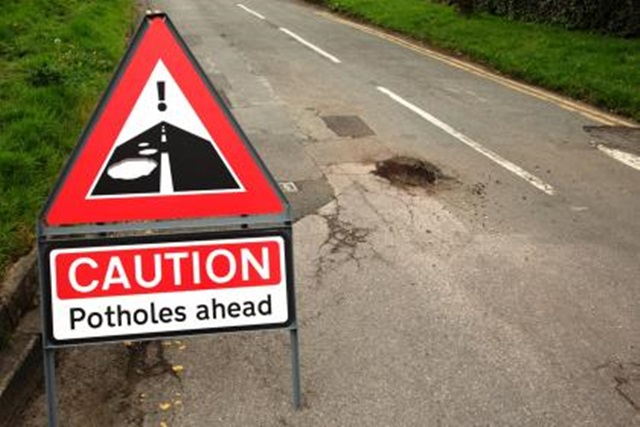AIA 諷刺英國政府，全國的道路總價值高達 4,000 億英鎊，但每年用來維護的金額卻連總價值 1% 都不到。