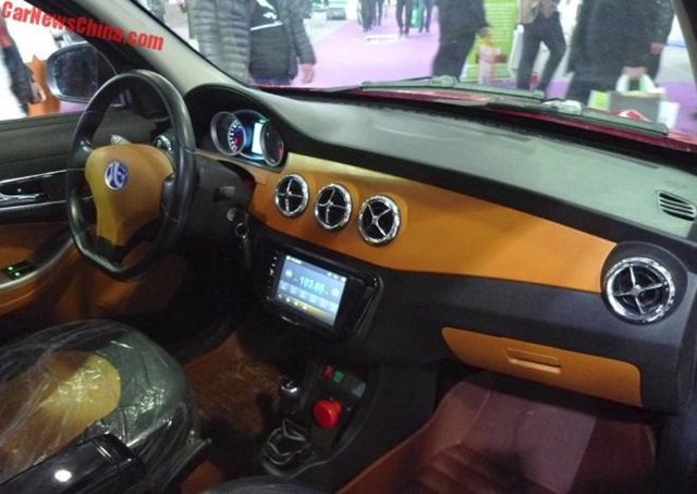 內裝方面同樣參考 Mercedes-Benz 的設計元素，包括冷氣出風口等。