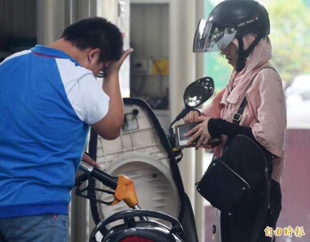 中油及台塑宣佈，週一起汽柴油每公升分別調漲 0.6 及 0.7 元。（資料照，記者廖振輝攝）