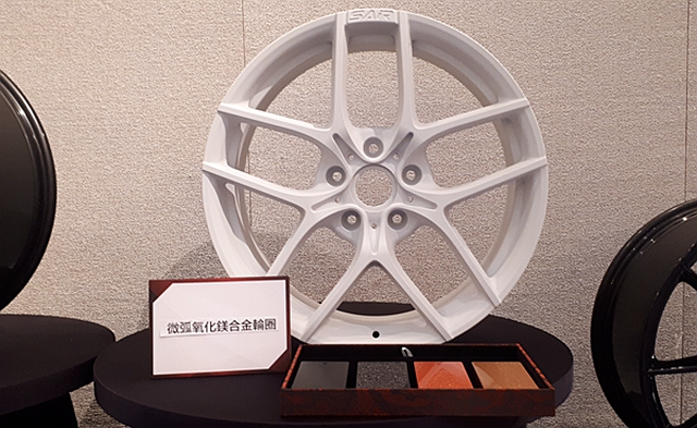 透過微弧氧化處理，讓鍛造鎂合金輪框更加耐用。