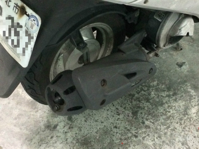 因機車無排氣管防燙蓋，使得路過行人遭燙傷，機車騎士更因此吃上官司。（本報資料照，記者陳英傑攝）