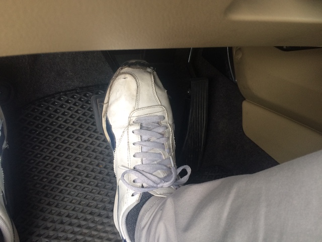 倒車時，要確定腳踩在煞車踏板上，無需踩油門，車輛便能慢慢向後滑行，較能控制倒車方向並來得及煞車。