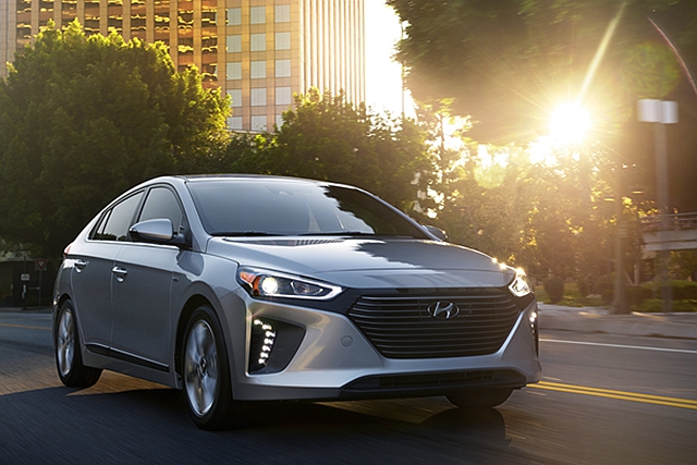 Hyundai Ioniq Hybrid 在銷售策略上，入門價格硬是比 Toyota Prius 還要低。