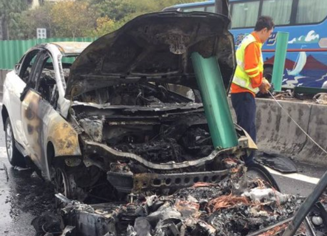 Tesla 官方進行回應,發生碰撞的兩台車,當時車速都相當快,不管是什麼樣的車,高速碰撞都會起火燃燒。