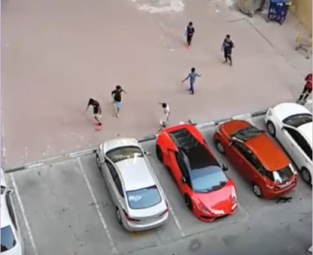 一群小孩在停車場踢足球，選中的球門竟是一輛上千萬的「小牛」Lamborghini Huracan，而且短短 20 秒就已經成功「踢進」2 球。