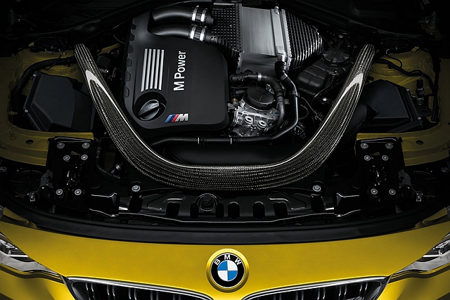 3.0 升直六 M TwinPower Turbo 雙渦輪增壓引擎，加上 Competition Package 競技化套件後，最大馬力從 413 匹漲至 450 匹表現。