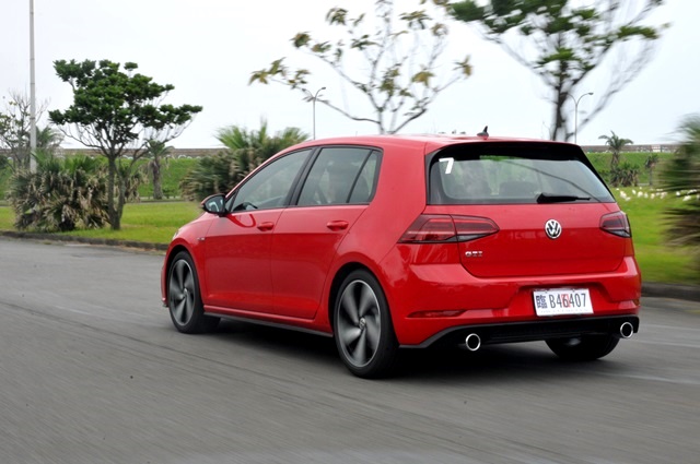 相當成熟的 MQB 底盤讓 GTI 的路面回饋相當舒適。