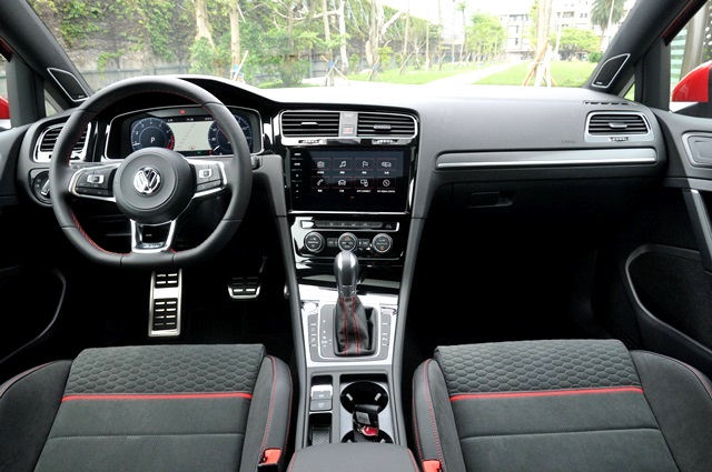 頂規 Rline 與 GTI 版本的內裝鋪陳。