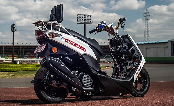 經過特殊改裝，這輛 Yamaha RAY 125 不僅油箱位置移到座墊下方，把手還有特製的快速加油座。