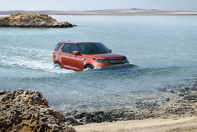 全新車身底盤結構與 EAS 電子氣壓懸吊系統，讓全新 Discovery 的最大涉水深度達 900 mm 。