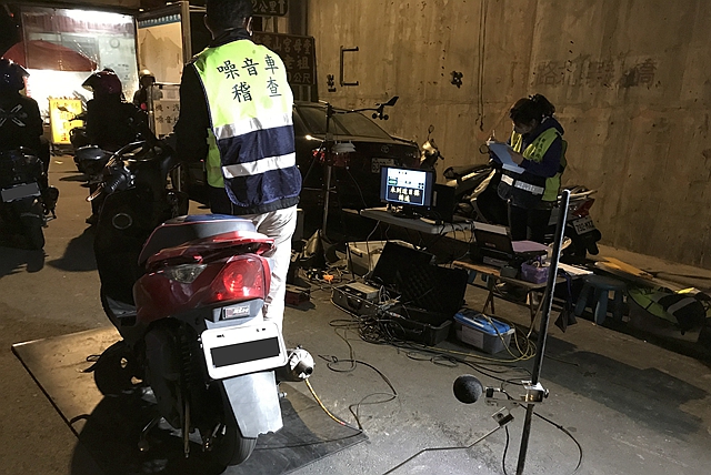 自 5 月 1 日開始汽機車改裝大執法後，取締範圍已超出排氣管改裝，連原廠樣式也都受害。因此網友們希望藉由臉書留言的力量，讓政府正視汽機車改裝問題。（圖片來源新北市政府環保局）
