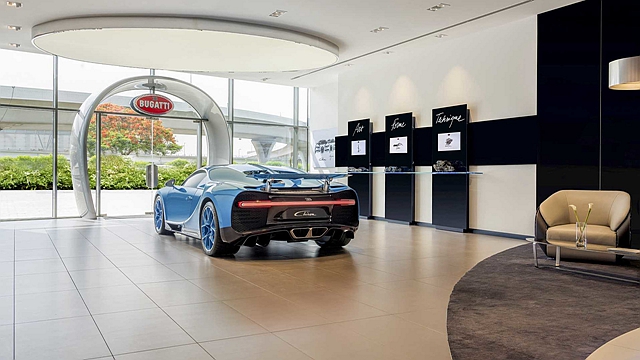 不僅看車, Bugatti 杜拜展示中心內還有許多藝術品、模型、傢俱等,就算不買車也有其它消費項目。
