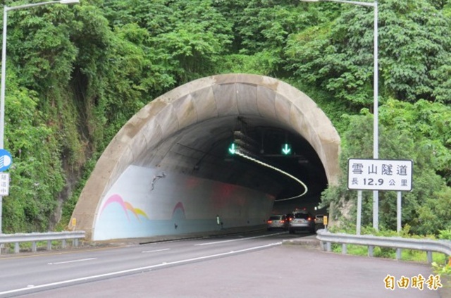 交通部高速公路局表示，將於今年 6 月啟用雪山隧道自動化科技執法系統，能夠取締超速、龜速、任意變換車道、惡意逼車等違規行為。（本報資料照，記者江志雄攝）