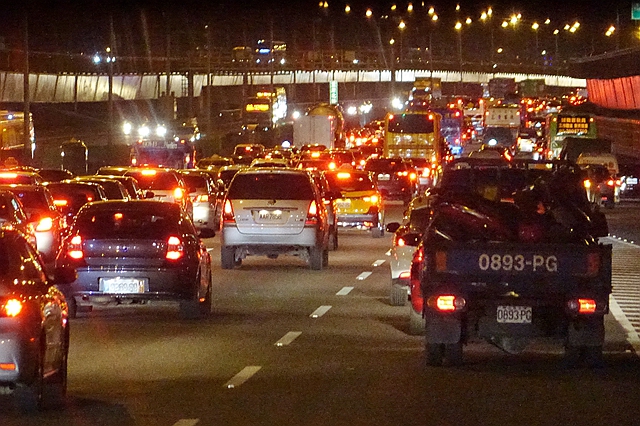 連假國道車多，若用路人遇到救災車輛，或事故處理車輛時，應儘速禮讓並避免影響救援時間。（本報資料照，記者劉信德攝）