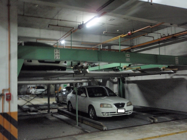 貨卡車體積龐大，完全無法停在機械車位裡。（本報資料照，記者黃文鍠翻攝）