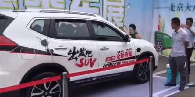 車輛向前行駛後，自動煞車沒有作動，因此就直接撞上前方的主持人。