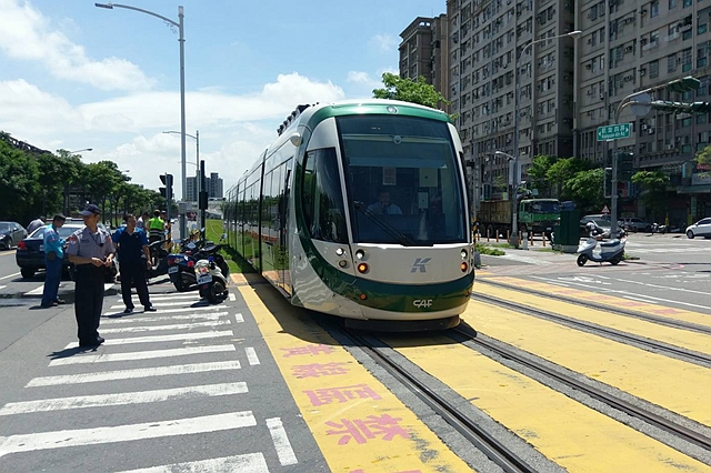 在平面道路上，輕軌設有黃色禁止標線區，所有車輛一律不得停等或逗留，避免影響輕軌列車行駛。（本報資料照，民眾提供）
