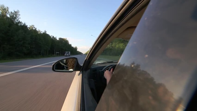 一般在郊區低速慢行時，最好能將空調關閉、打開車窗，減少空調運作時的燃油消耗。（圖片來源：shutterstock）