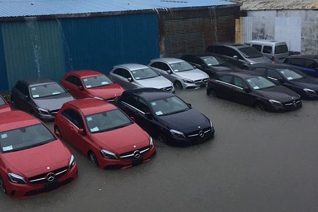 賓士北投交車中心今天也遭大雨侵襲。（民眾提供）